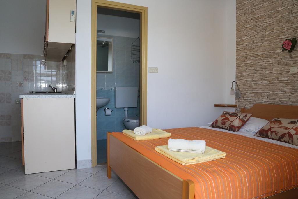 Apartments Dragica Milna  Eksteriør bilde