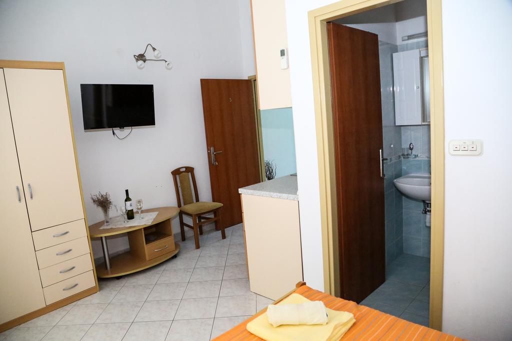 Apartments Dragica Milna  Eksteriør bilde